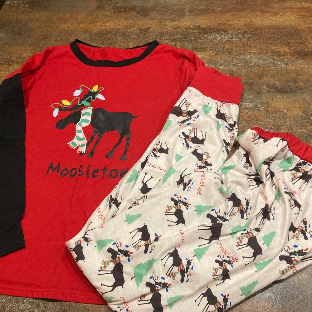 Women’s Medium Christmas Moosletoe Pajamas